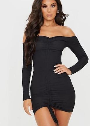 Стильное черное платье в рубчик с затяжкой и вырезом бардо