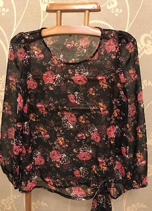 Очень красивая и стильная брендовая блузка в цветах.