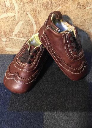 Шкіряні супер пінетки кросівки на липучці, з класним декором «жирафіки» на підошвах, marks&spenser 3-6 міс