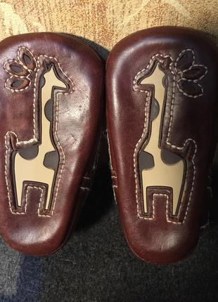 Шкіряні супер пінетки кросівки на липучці, з класним декором «жирафіки» на підошвах, marks&spenser 3-6 міс5 фото