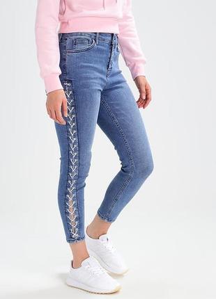Трендовые джинсы скинни на высокой посадке завышенная талия со шнуровкой по бокам1 фото