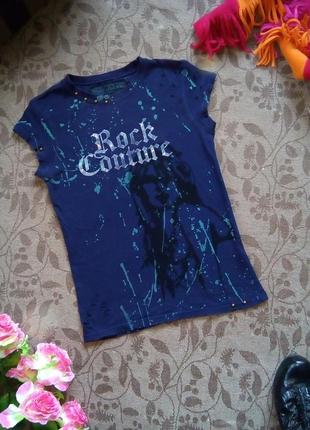 Футболка с рванностями и декором