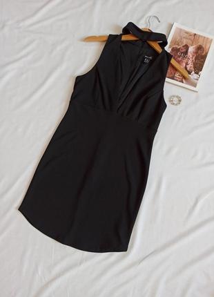 Чёрное платье с глубоким декольте и чокером