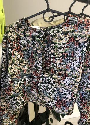 Атласна блуза в квітковий принт4 фото