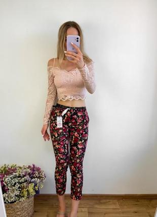 Жіночі брюки в квітковий принт7 фото