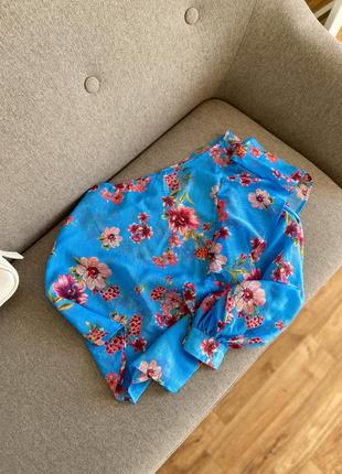 Шифонова блакитна блуза в квітковий принт2 фото
