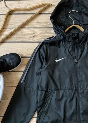 Крута вітровка мастерка плащівка найк nike чорна спортивна легка куртка оригінал брендова2 фото