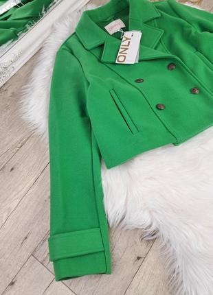 Брендове укорочене двубортне пальто зеленого кольору only💚3 фото