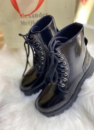 Женские кожаные ботинки alexander mcqueen 2022, ботинки александр макквин2 фото