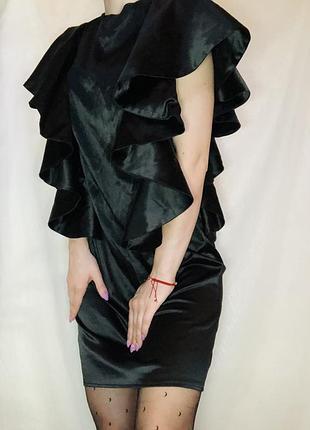 Сукня чорна с воланами міні платья