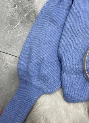 Блакитний светр з об‘ємним горлом та рукавами3 фото