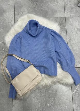 Блакитний светр з об‘ємним горлом та рукавами