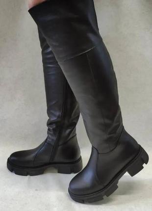 Жіночі зимові чорні шкіряні ботфорти чоботи на тракторній підошві