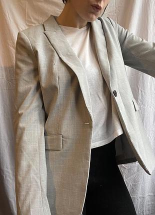 Сірий піджак в клітинку