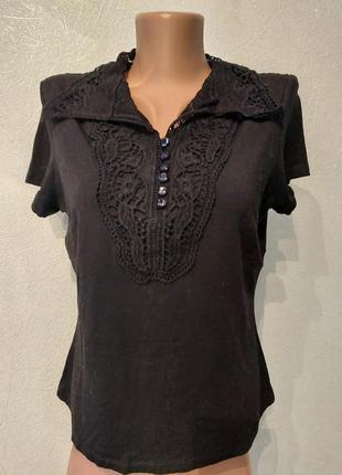 Черная  футболка, блузка с гипюром  короткий  рукав.