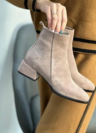 Стильные базовые ботинки замшевые бежевые пошив в эксклюзивной кожи флотар арабат тиснения
