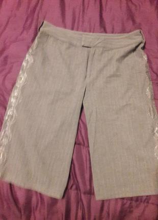 Супер шорты отделаны кружевом