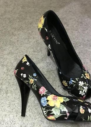 Босоножки с открытым носком, чёрные в цветочный принт2 фото