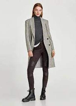 Zara мега стильні плотні брюки лосини з вставками з еко шкіри та необробленим низом.нюанс