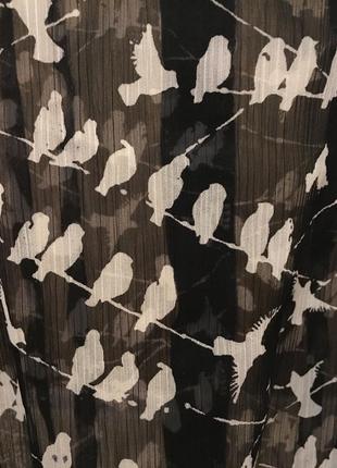 Очень красивая и стильная брендовая блузка в птичках.