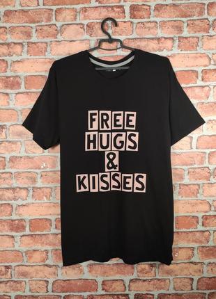 Футболка з принтом free hugs and kisses