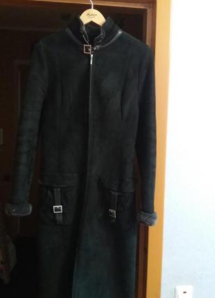 Продам натуральную женскую дубленку черного цвета.