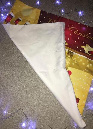 Різдвяна новорічна декоративна наволочка на подушку яскрава з принтом малюнком зі сніговиком подарунками карамельна тростина пташкою написами4 фото