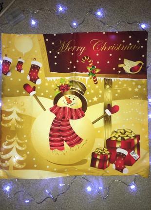 Рождественская новогодняя декоративная наволочка на подушку яркая с принтом рисунком со снеговиком подарками карамельная трость птичкой надписями1 фото