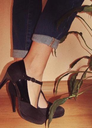Черные замшевые туфли на каблуке с лаковыми вставками (бренд "plato")2 фото