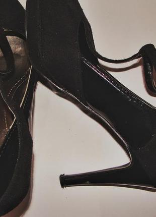 Черные замшевые туфли на каблуке с лаковыми вставками (бренд "plato")4 фото