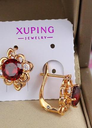 Серьги xuping jewelry резной ромбик с красным камешком 1.5 см  золотистые2 фото