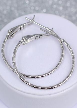Сережки кільця xuping jewelry 2,5 см зі смужками сріблясті