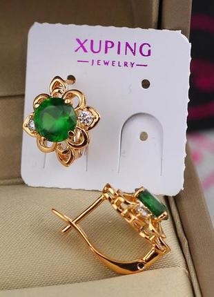 Серьги xuping jewelry резной ромбик с зеленым камешком 1.5 см  золотистые2 фото