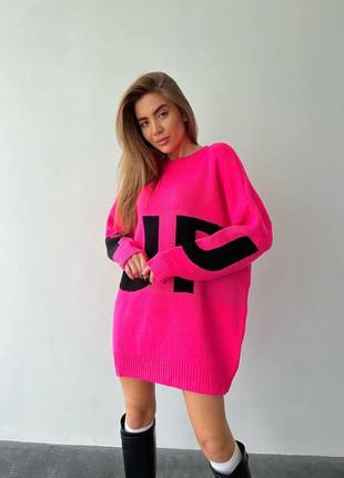 Подовжений трендовий рожевий малиновий светр-туніка з яскравим принтом5 фото