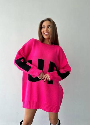 Подовжений трендовий рожевий малиновий светр-туніка з яскравим принтом6 фото