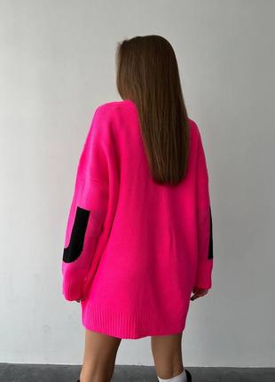 Подовжений трендовий рожевий малиновий светр-туніка з яскравим принтом9 фото