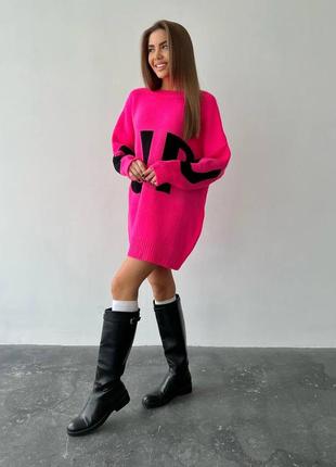 Подовжений трендовий рожевий малиновий светр-туніка з яскравим принтом8 фото