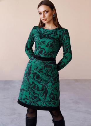 Принтоване зелене плаття з контрастними вставками з боків і на талії