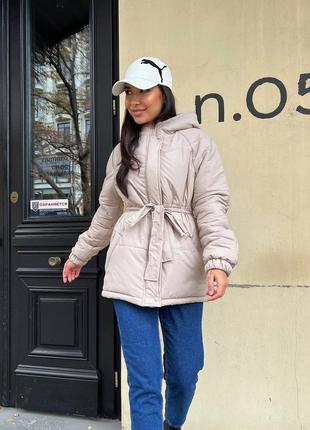 Куртка на поясі з капюшоном тепла жіноча оверсайз з кишенями бежева молочна чорна синя...