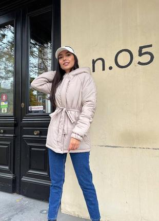 Куртка на поясі з капюшоном тепла жіноча оверсайз з кишенями бежева молочна чорна синя...