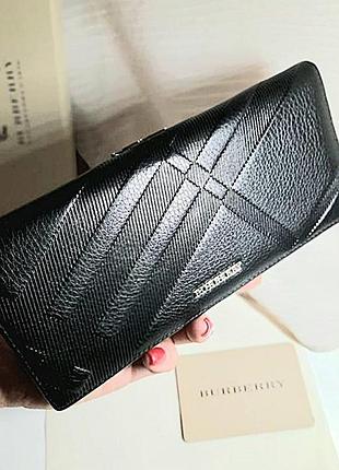 У подарунковiй коробцi якiсний шкiряний гаманець з логотипом