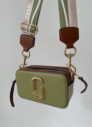 Marc jacobs small camera bag green/brown популярная сумочка марк джейкобс хаки зеленая оливковая болотная мини сумка золотой логотип эко кожа9 фото