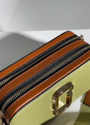 Marc jacobs small camera bag green/brown популярная сумочка марк джейкобс хаки зеленая оливковая болотная мини сумка золотой логотип эко кожа6 фото