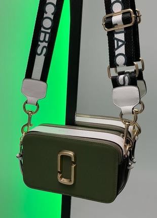 Marc jacobs the snapshot green/white
популярная сумочка марк джейкобс хаки зеленая оливковая болотная мини сумка золотой логотип эко кожа6 фото