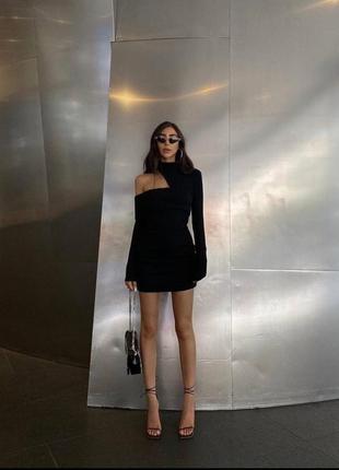 Платье женское голое плечо асимметричное черное приталенное мини3 фото