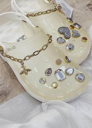crocs Supposed classic translucent сабо прозрачные белые с украшениями камнями джиббитсами