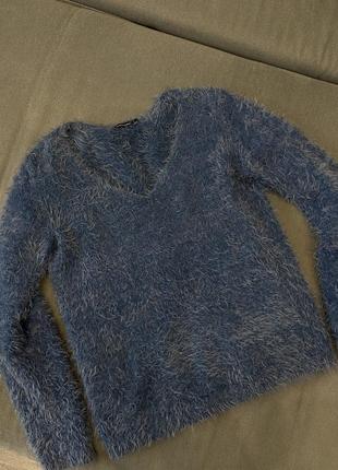 М'який пухнастий светр
