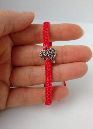 Браслет на руку червона нитка сердечко