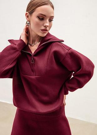 Стильний бордовий червоний светр дрібної в'язки вільного крою з високим коміром
