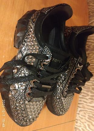 Нереальні ексклюзивні кросівки в каменях,jimmy choo.
